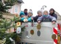 Hortkinder schmücken Weihnachtsbaum