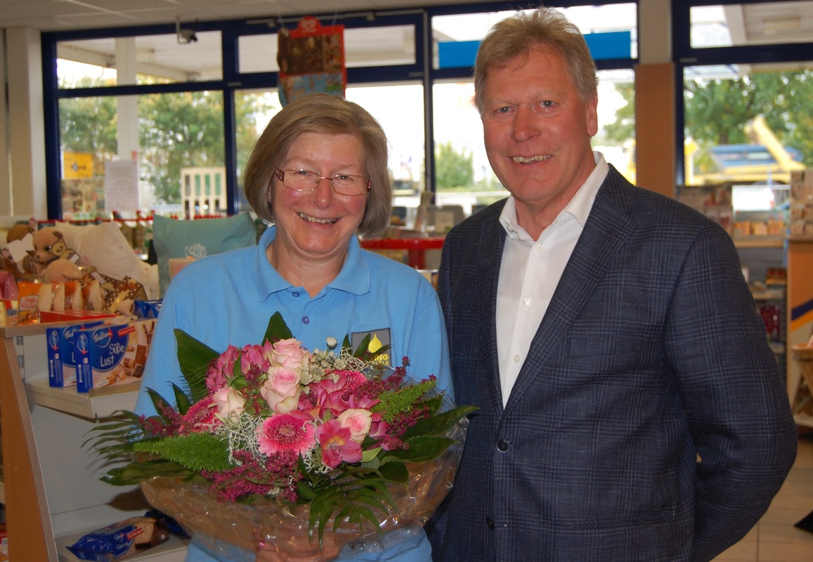 Annegret Stieling Feiert 25 Jahriges Arbeitsjubilaum Buckeburg Lokal Buckeburg Lokal