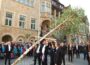 Bürgerbataillon stellt Maibaum auf </br>Buntes Programm mit Blasorchester Bückeburger Jäger